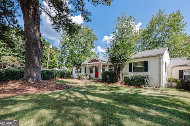 view of front of home featuring a front yard