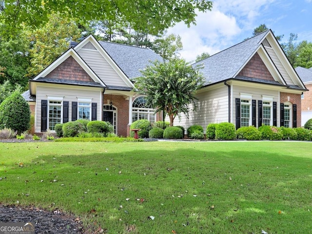 view of front of property featuring a front lawn