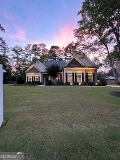 view of front facade with a yard