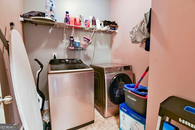 washroom featuring independent washer and dryer and light tile patterned flooring