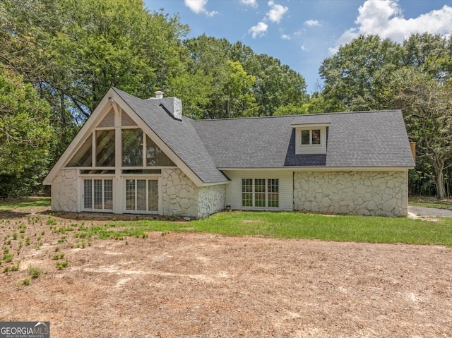 view of front of property featuring a front yard