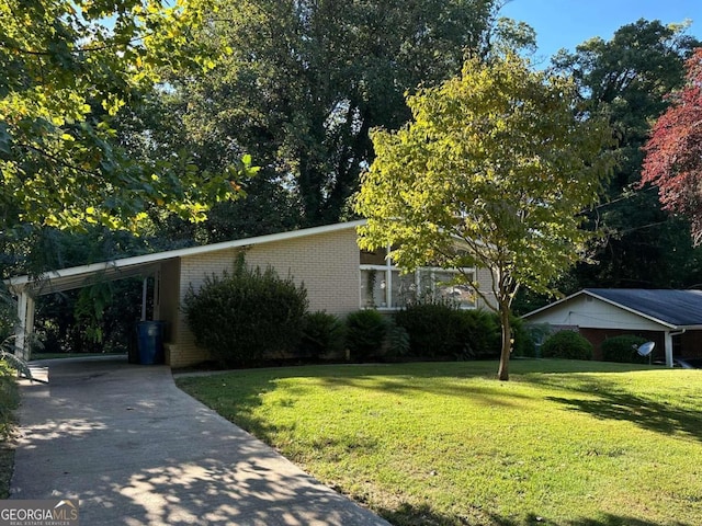 view of front of property featuring a front yard and a carport