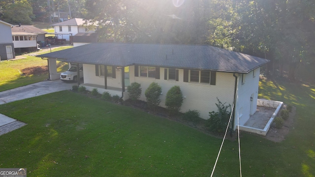 view of front of property with a carport and a front yard