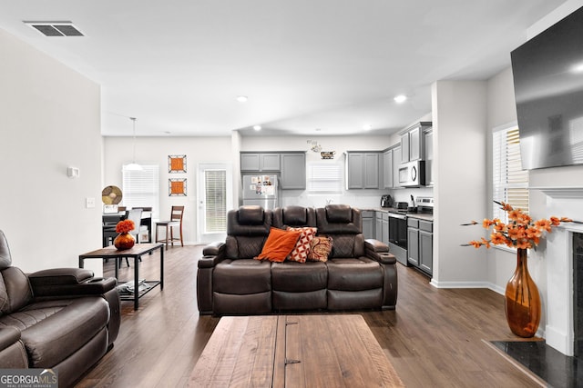 living area featuring recessed lighting, visible vents, baseboards, and dark wood-style flooring