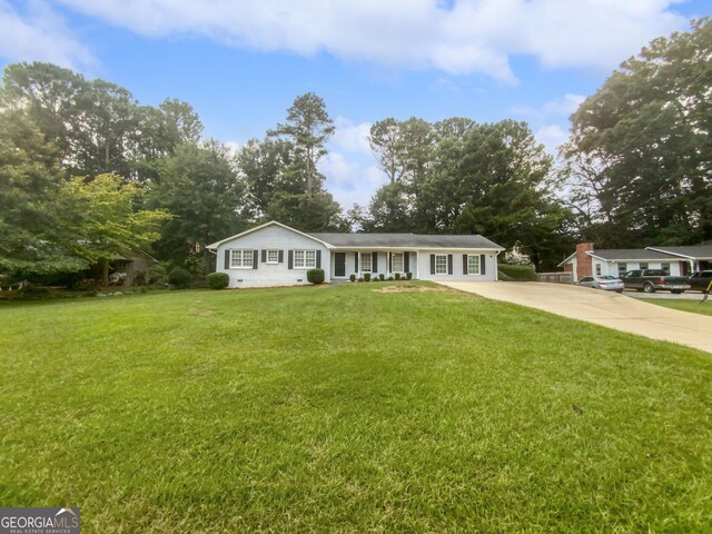 view of front of home with a front lawn