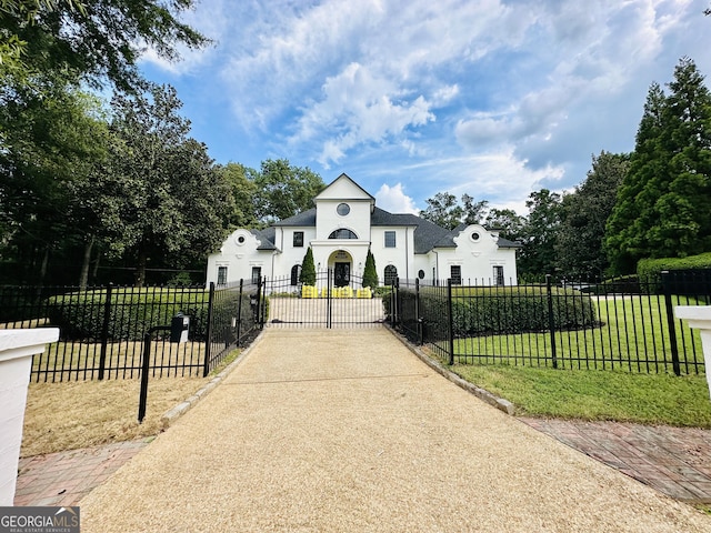 view of front of house featuring a front lawn