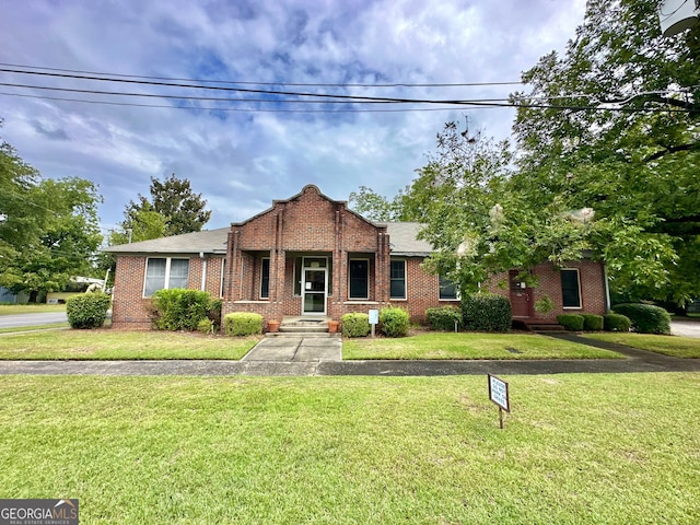 view of front of property with a front yard