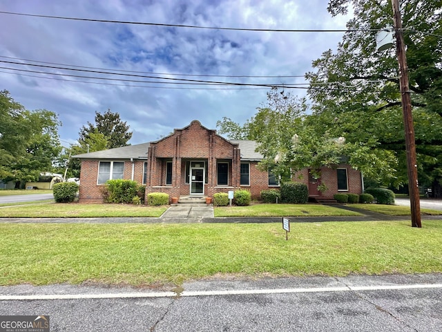 view of front of property featuring a front yard