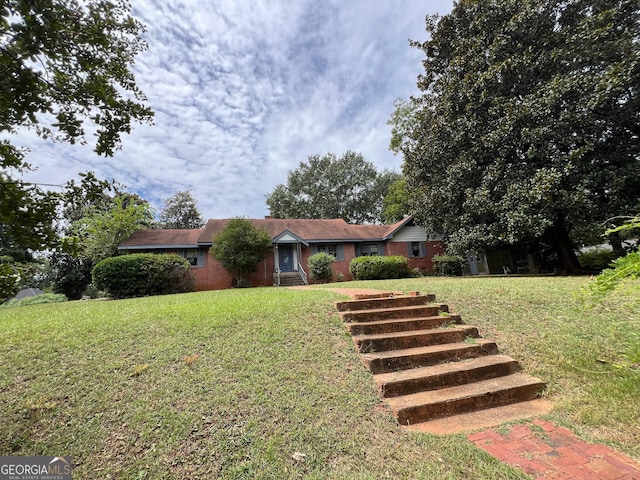 single story home with a front lawn