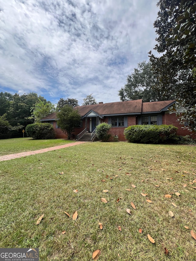 single story home with a front lawn