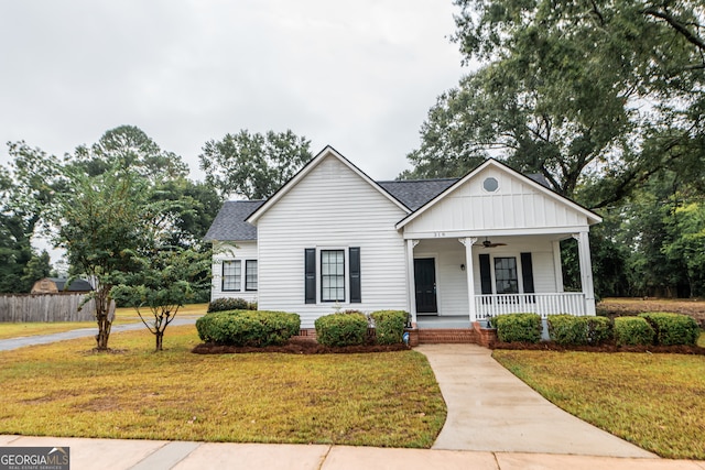 view of front of property featuring a front yard, covered porch, and ceiling fan