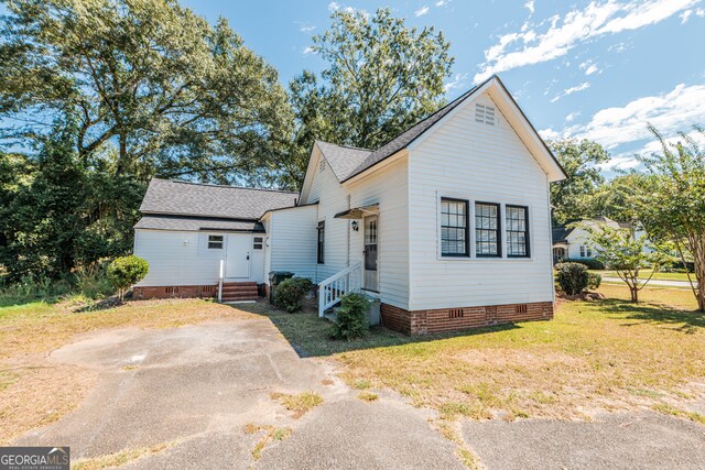 view of front of property featuring a front lawn