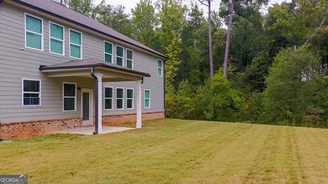 view of front facade featuring a patio area and a front lawn