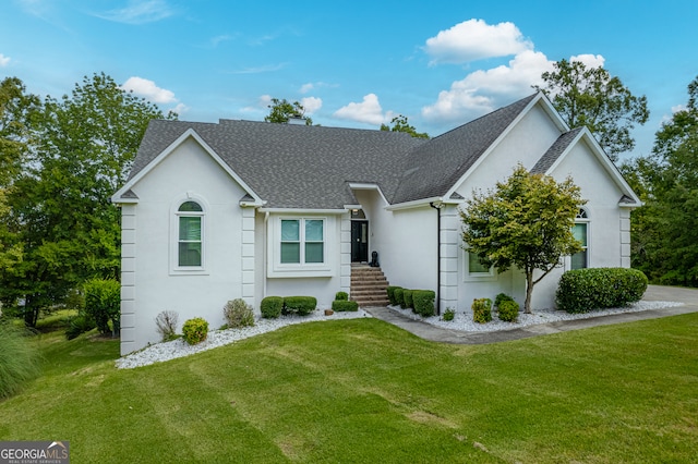 view of front facade featuring a front lawn