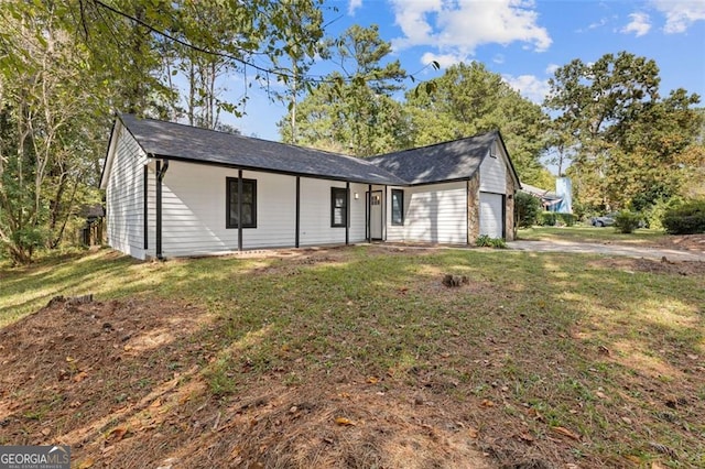 ranch-style house featuring a front lawn