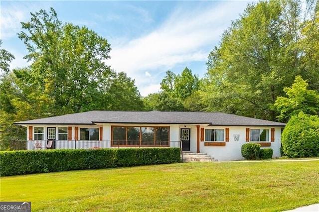 ranch-style home featuring a front lawn