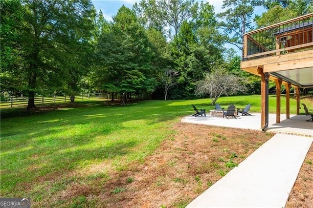 view of yard with a patio area