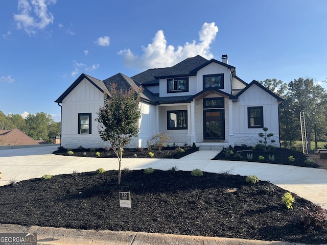 view of modern farmhouse style home