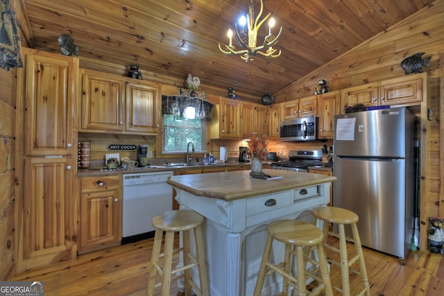 kitchen featuring light hardwood / wood-style floors, a breakfast bar, stainless steel appliances, and a kitchen island