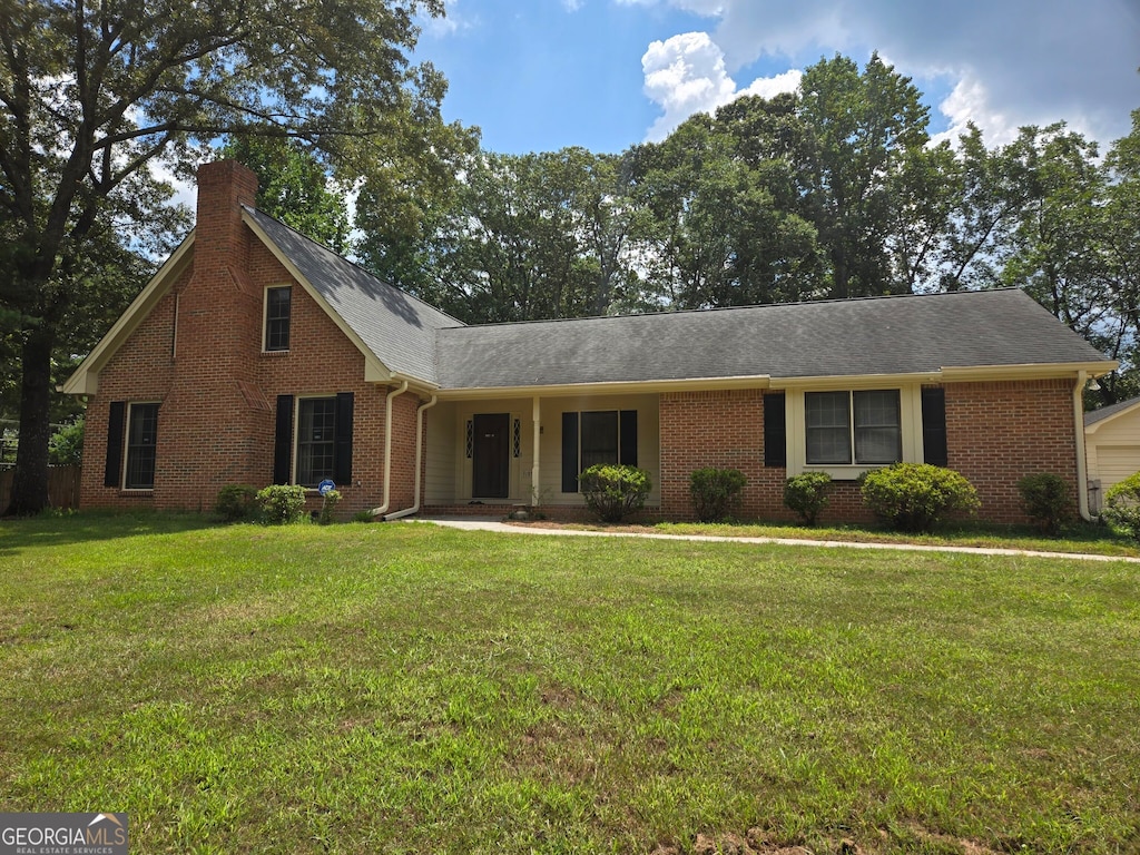 view of front of home featuring a front yard