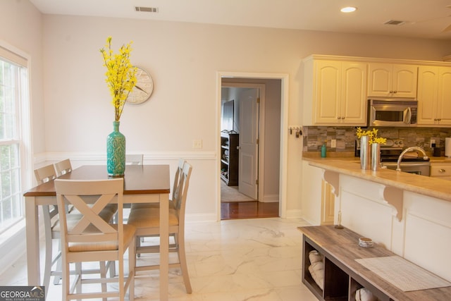 dining area with recessed lighting, visible vents, marble finish floor, and baseboards