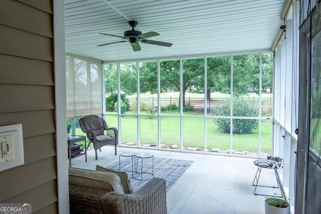 sunroom / solarium featuring a ceiling fan