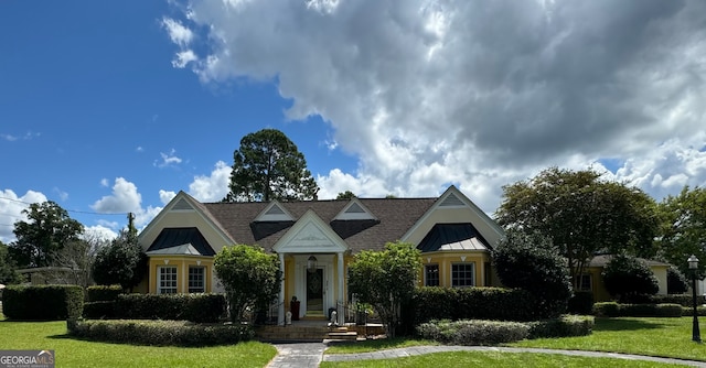 view of front of property with a front lawn