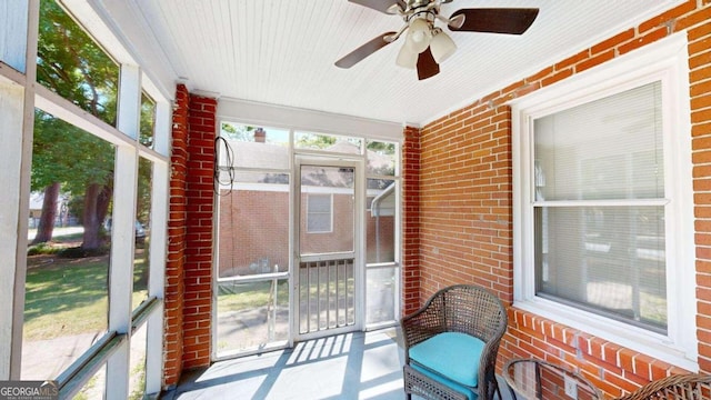 sunroom with ceiling fan