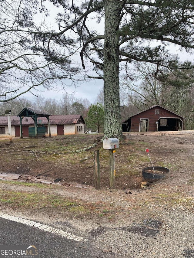 view of front of property with an outdoor structure