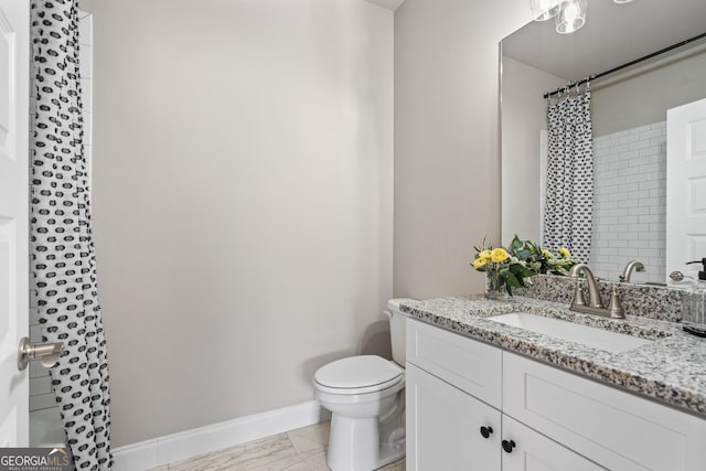 bathroom featuring curtained shower, baseboards, vanity, and toilet