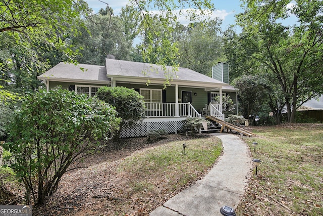 view of front of home featuring covered porch and a front lawn