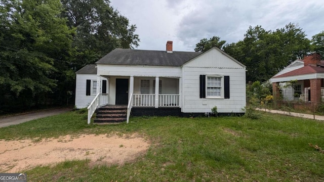 view of front of home featuring a front lawn and covered porch