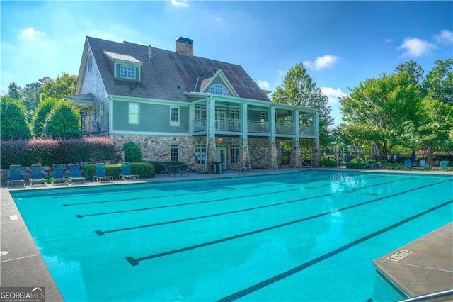 view of swimming pool