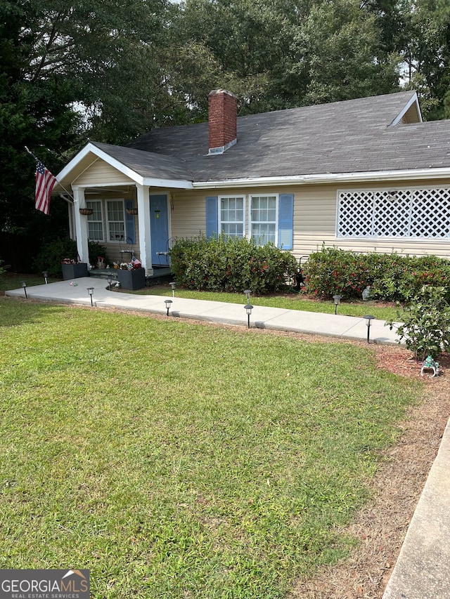 ranch-style home featuring a front lawn