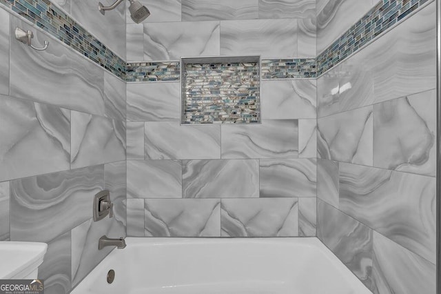 bathroom with tiled shower / bath combo