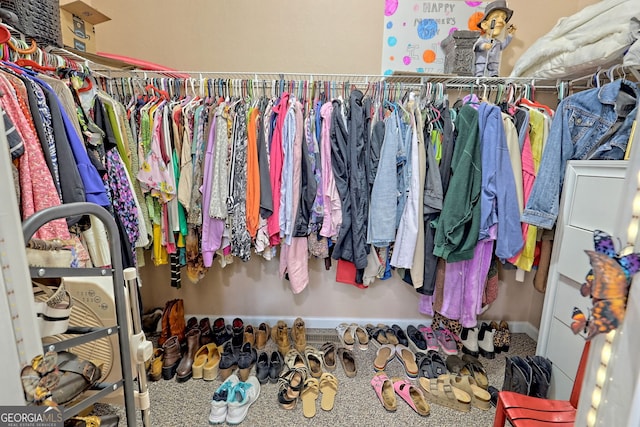 spacious closet featuring carpet