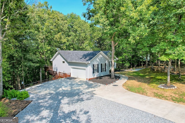 view of front of property featuring a front yard