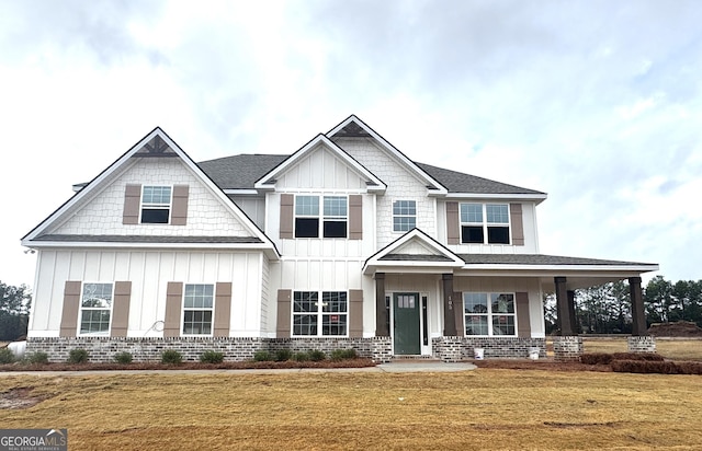 craftsman inspired home featuring a front yard