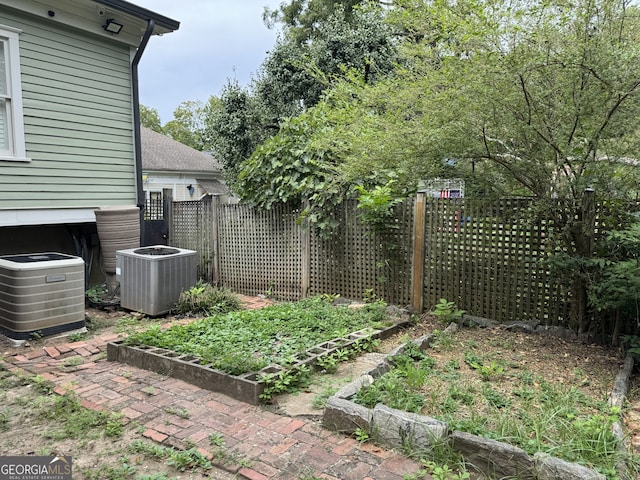 490 Hill St SE, Atlanta, GA 30312 - view of yard featuring central AC unit