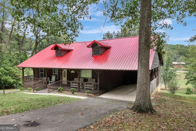 view of front of home featuring a front lawn, a carport, and a porch