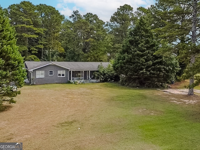 view of front facade featuring a front lawn