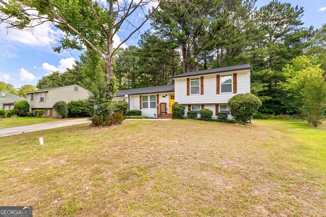 tri-level home featuring a front lawn