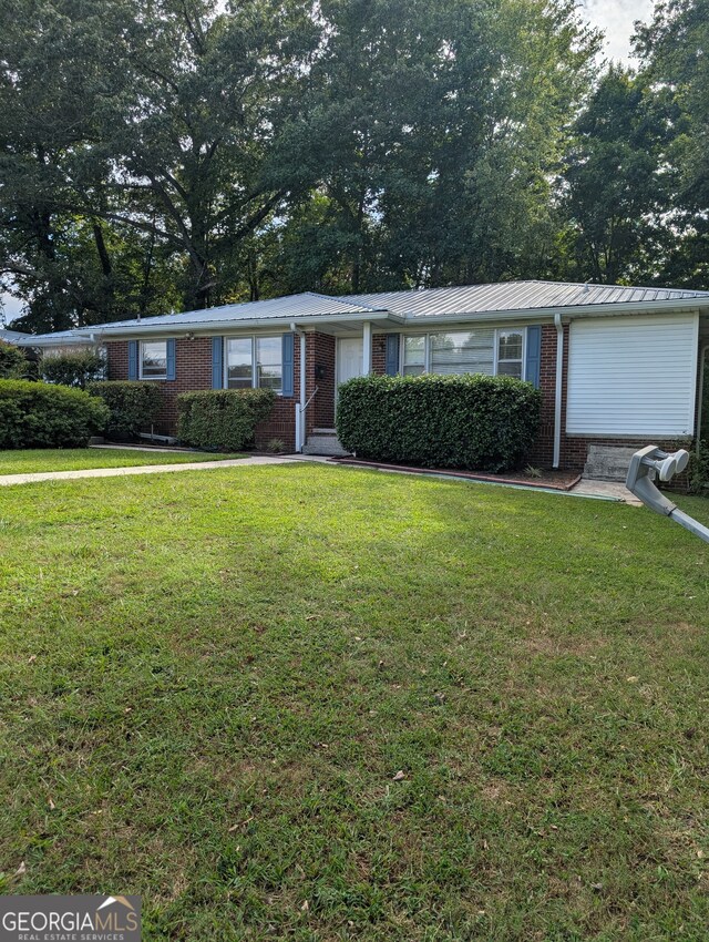 ranch-style house featuring a front lawn