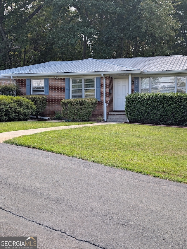 single story home featuring a front yard