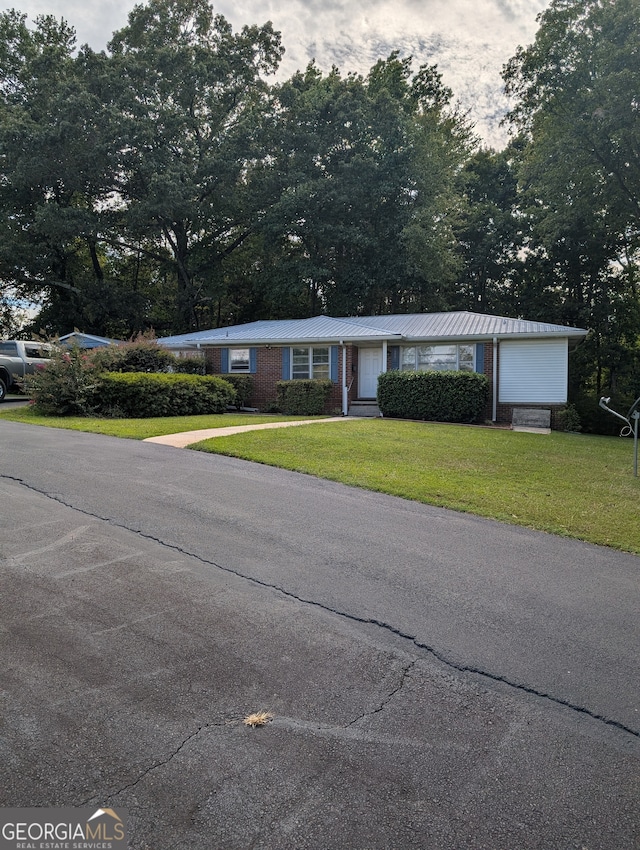 single story home with a front lawn