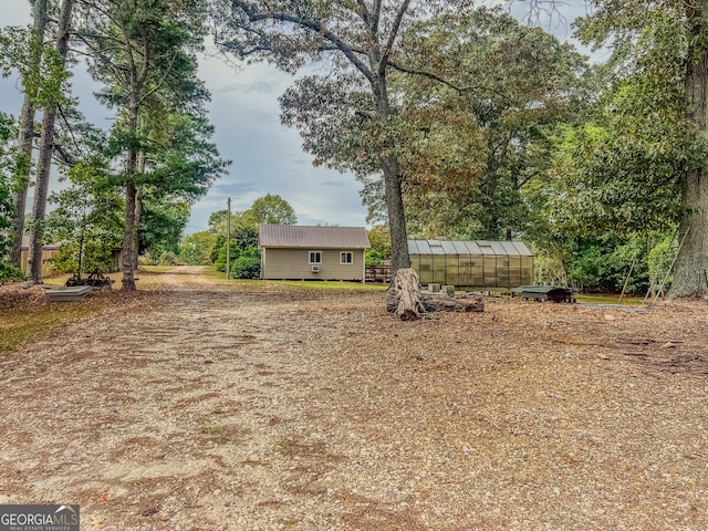 view of yard with an outdoor structure