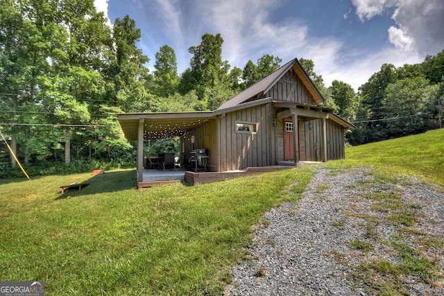 view of front of home featuring a front yard