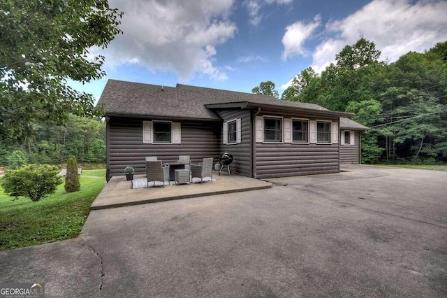 view of front of house featuring a front yard