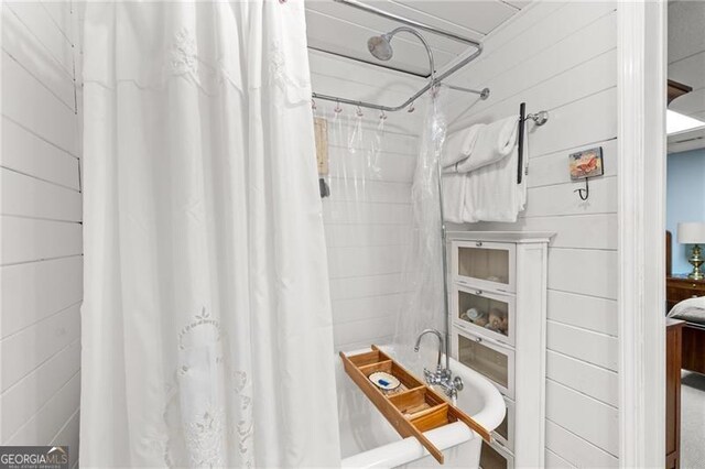 bathroom featuring curtained shower