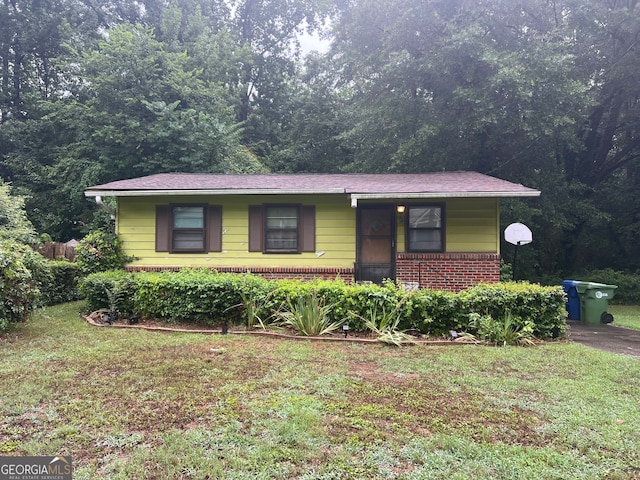 single story home with a front yard